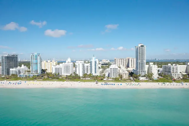 Clear blue Ocean of Miami